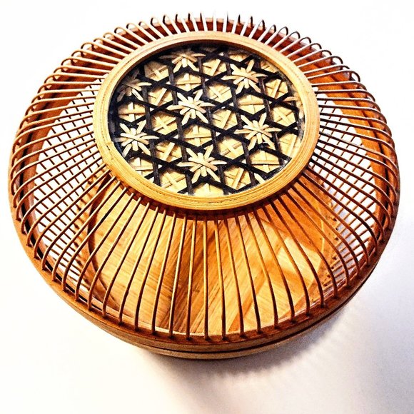 VTG Ribbed Bamboo Basket w/Lid ~ 7.25" Diam. Intricate 2-Tone Woven Inset ~ EVC! - Picture 1 of 12